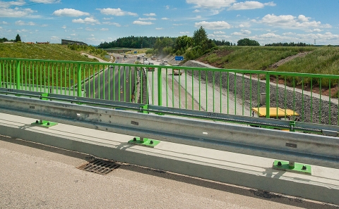 Svodidla MS4/H2 na mostě 14718 přes stavěnou dálnici D3 u Veselí nad Lužnicí