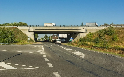 Pohled na most na dálnici D10 u obce Březina