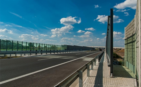 Svodidlo MS4-1/H2 na mostě dálnice D35 přes Ředický potok