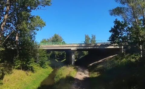 Most ev.č. 24-008 přes místní obslužné komunikace a Zlatou stoku