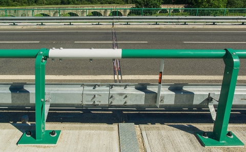 Svodidlo ZMS4/H2 s dilatačním prvkem, v pozadí historický most přes Lužnici