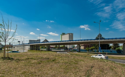Pohled na estakádu  mostu ev.č. 55-006 od kruhového objezdu u Lidlu