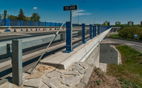 Svodidla OMO na mostě ev.č.55-006 v pohledu směrem Přerov