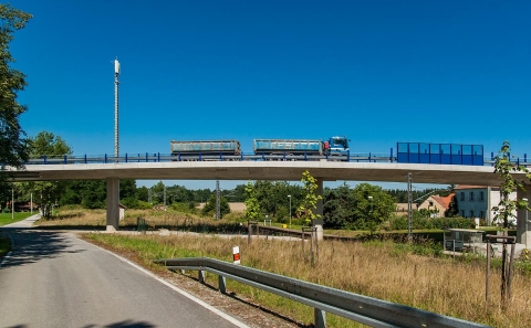 Most ev.č. 155-004 se svodidly OMO u železniční stanice Trocnov