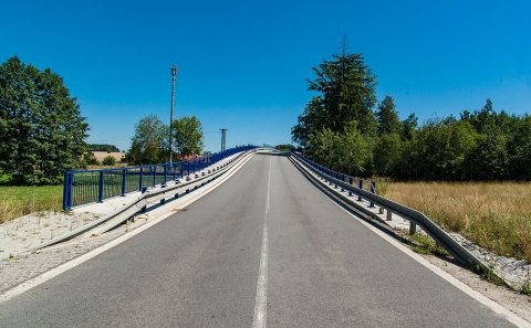 Nájezd estakády na most 155-004 v obci Trocnov se svodidly OMO
