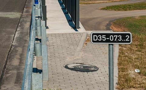 Svodidlo MS4-1/H2 na mostě D35-073 v pohledu k MÚK Opatovice