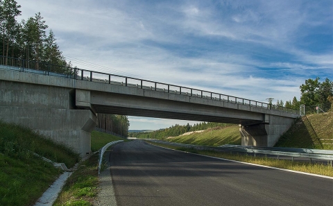 Pohled na most č. D6-021 přes dálnici