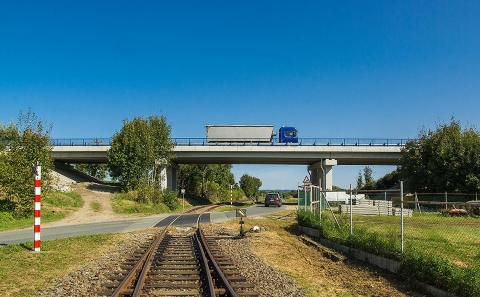 Most č.38-049 přes komunikaci a trať na vojenské letiště Čáslav