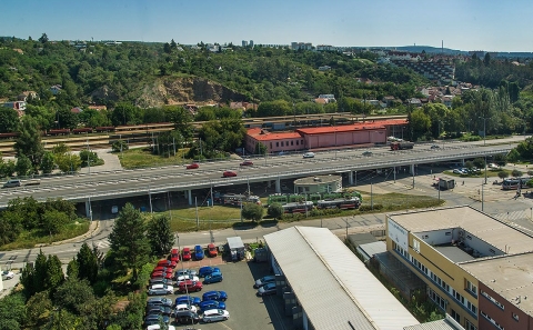 Celkový pohled na most před nádražím Brno-Královo Pole