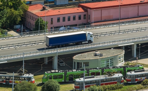 Most nad konečnou tramvají linek MHD Brno
