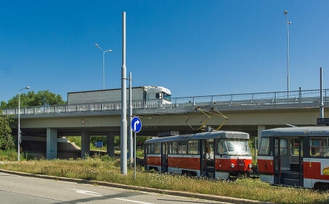 Most se svodidlem MS4-1/H2 nad tramvajemi MHD Brno