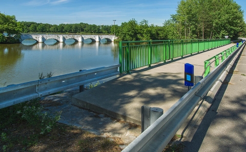 Most na I/34 se svodidly MS4/H2, v pozadí starý Schwarzenberský most