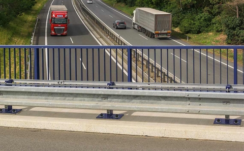 Svodidla MS4/H2 před zábradlím nad dálnicí D46