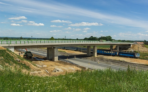 Svodidlo MS4/H2 na mostě u Horusic před budovanou dálnici D3 a železniční koridor