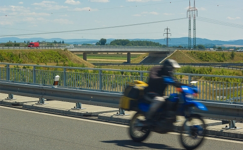 Mostní svodidlo na estakádě, pohled směrem Otrokovice