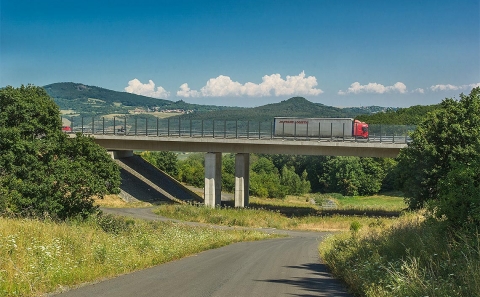 Most D8-062 přes údolí u obce Dobkovičky