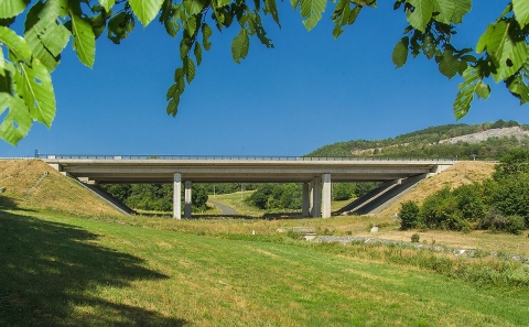 Most D8-062 v pohledu ke kopcům nad Prackovicemi