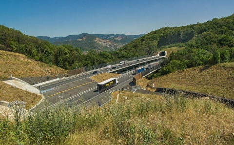 Mosty mezi tunely Radejčín (vlevo) a Prackovickým v pohledu k Labi