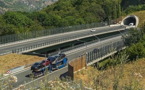 Mosty mezi tunely Radejčín (vlevo) a Prackovickým v pohledu k Labi