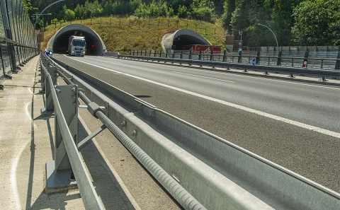 Mosty mezi tunely Radejčín (vlevo) a Prackovickým v pohledu k Labi