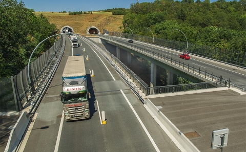 Svodidla MS4/H2 na mostech D8-066 v pohledu k Radejčinskému tunelu