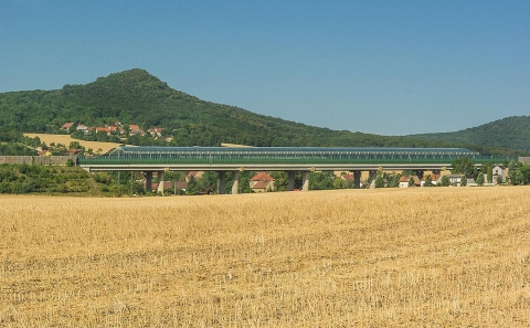 Most D8-050 přes údolí u Vchynic