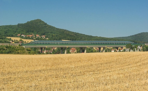 Most D8-050 přes údolí u Vchynic