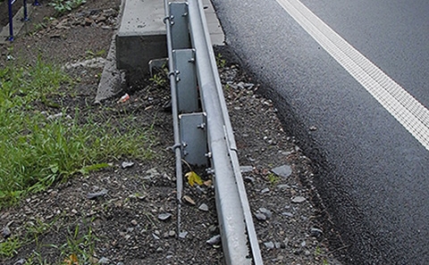 Svodidlo MS4/H2 na betonové krajnici silnice I/35