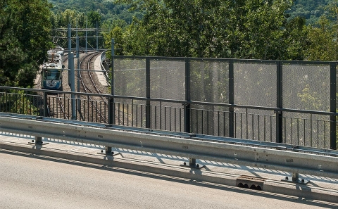 Svodidlo MS4/H2 před zábradlím nad tratí tramvají