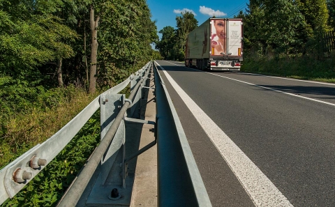 Svodidlo MS4/H2 na okraji komunikace I/57 ve stoupání na Vrchy