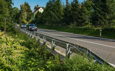 Svodidlo MS4/H2 na okraji komunikace I/57 ve stoupání na Vrchy