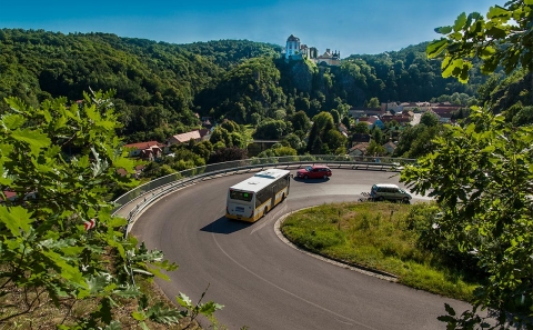 Zákruty silnice II/398 nad obcí Vranov n/Dyjí