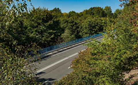 Most ev.č. 437-007 v oblouku nad údolím potoka Lubeň