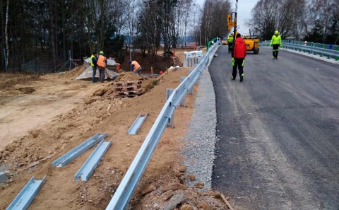 Osazování navazujícího silničního svodidla JSNH4