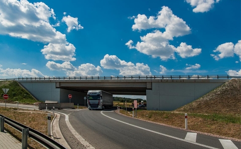 Most ev.č. D35-080 nad kruhovým objezdem silnice I/36