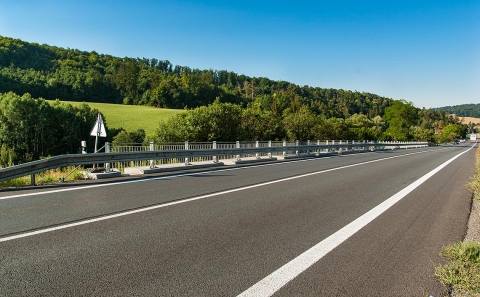 Celkový pohled na opěrnou zeď na silnici I/43 za obcí Lažany