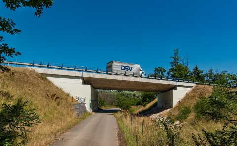 Most ev.č. 53-008 přes údolí Jevišovky a obslužnou komunikaci