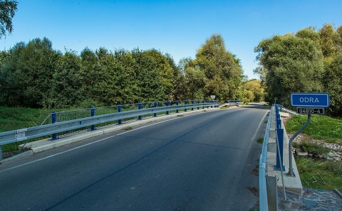 Most ev.č. 04810-4 přes Odru se svodidly ZMS4-1/H2