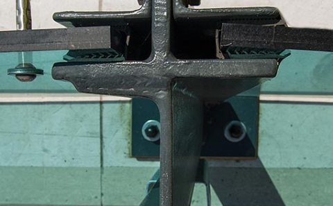 Detail sloupku ZMS4-1/H2 s výztužnou tyčí a uchycením plexi zábradelní výplně