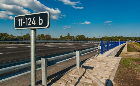 Most ev.č. 11-124b se svodidly ZMS4-A3/H2 s roztečí sloupků 3 metry