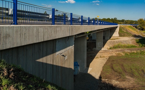 Most se svodidly ZMS4-A3/H2 přes přes obslužné komunikace a železniční vlečku