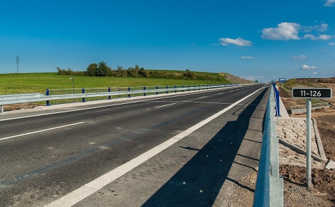 Most ev.č. 11-126 se svodidly ZMS4-A3/H2 s roztečí sloupků 3 metry