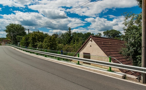 Celkový pohled na nově opravenou opěrnou zeď ve Veselíčku