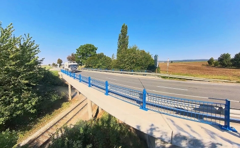 Most ev.č. 430-010 přes železniční vlečku se svodidly ZMS4-A3/H2