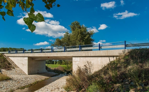 Most ev.č. 01129-6 přes potok Ostrá se svodidly ZMS4-A3/H2