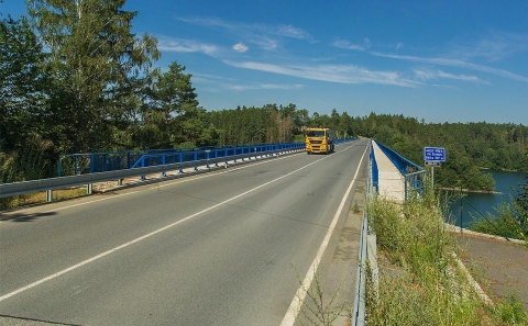 Pohled na most se svodidly ZMS4/H2 směrem na Bezděkov