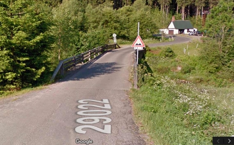 Původní vzhled komunikace III/29022 a zábradlí přes Kamenici