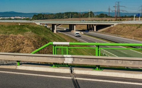 Třetí most rondelu MÚK Úsilné se svodidly ZMS4/H2