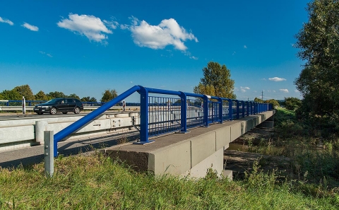 Zábradelní svodidlo ZMS4/H2 na mostě 11-129 přes Moravici