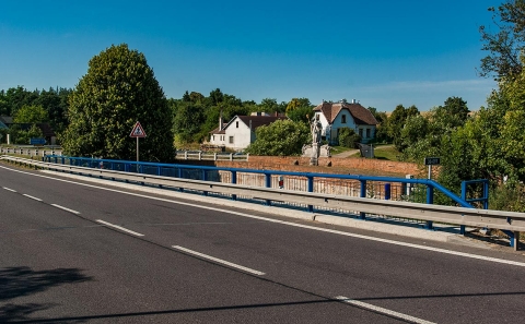 Svodidlo ZMS4/H2 na mostě přes Jevišovku, v pozadí historický mos